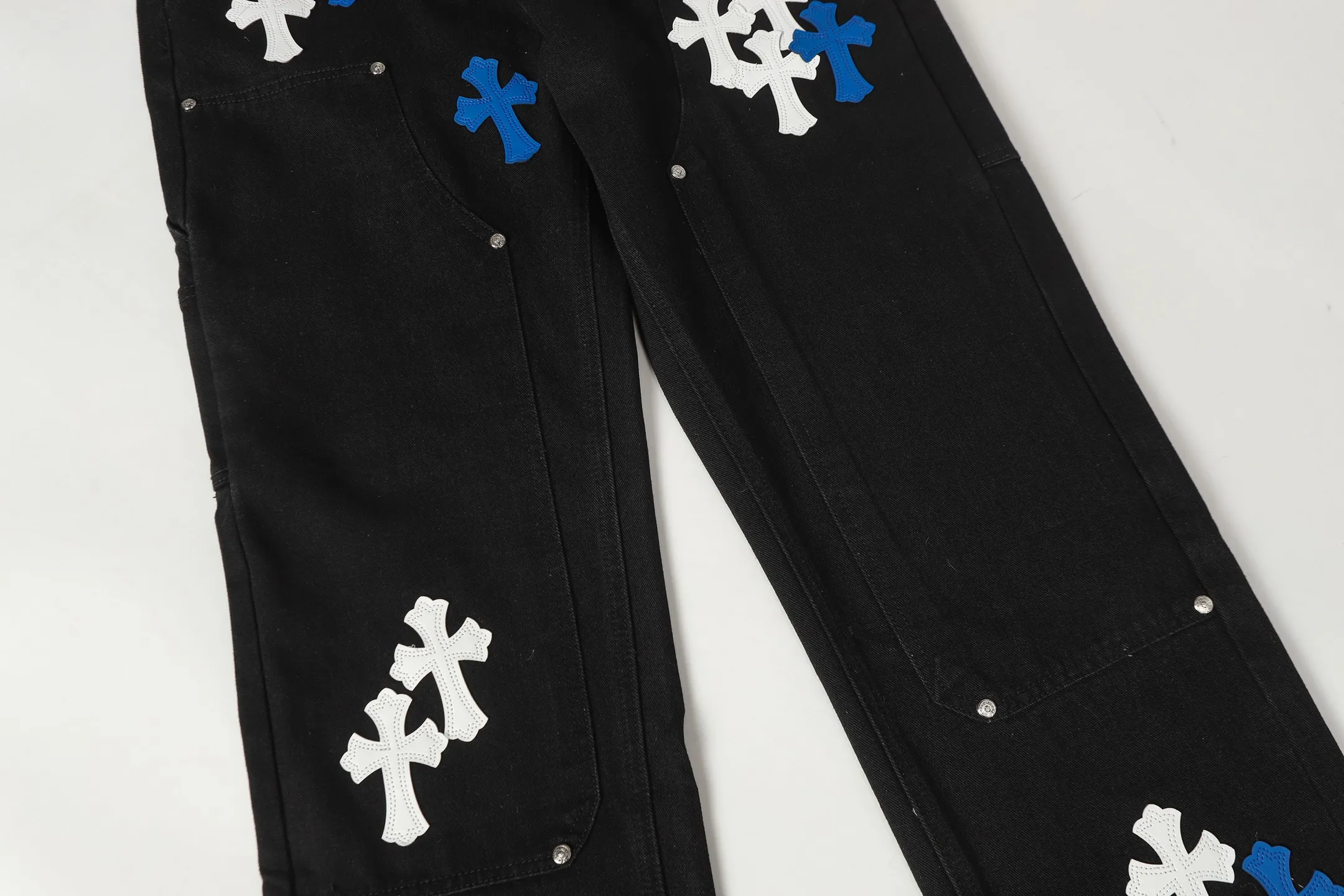 P280   跨境跑量款 追求质量请勿下单 -Chrome Hearts/克罗心十字架✝️贴皮绣洗水牛仔裤长裤休闲裤  -高克重高密度高品质 毛料柔软细腻亲肤 触感软糯丝滑 保暖性亲肤性极佳  -定织定染无色差 无论面料还是做工细节 碾压市面普通版本 -五金拉链辅料均为定制 细节满满  -Colour：洗水黑-Size: 28 30 32 34 36